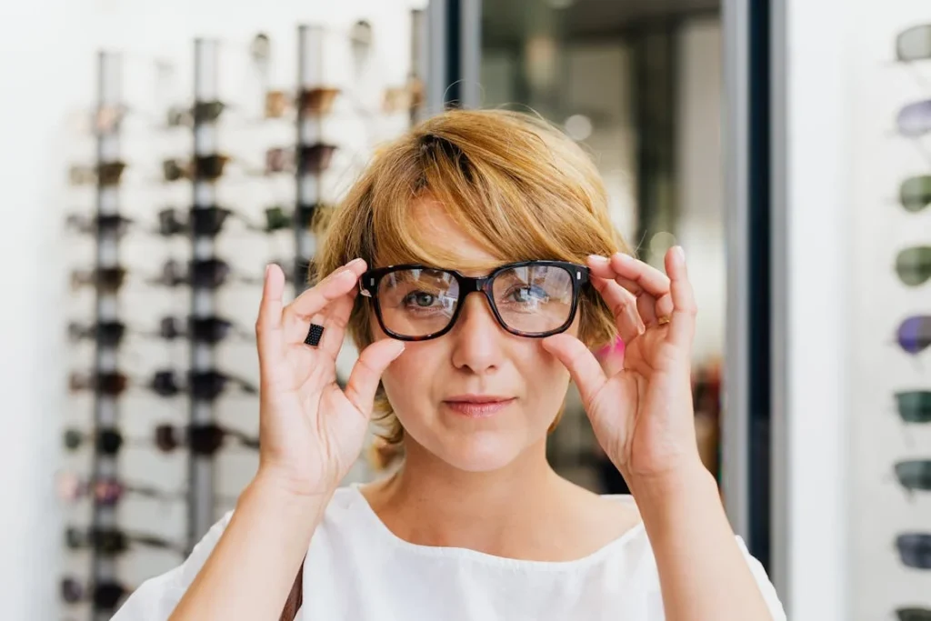 Essaye de montures de lunettes en magasin