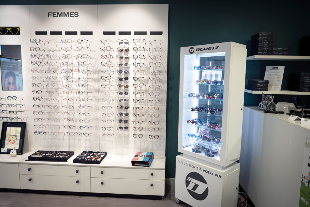 Lunettes de vue en magasin chez un opticien